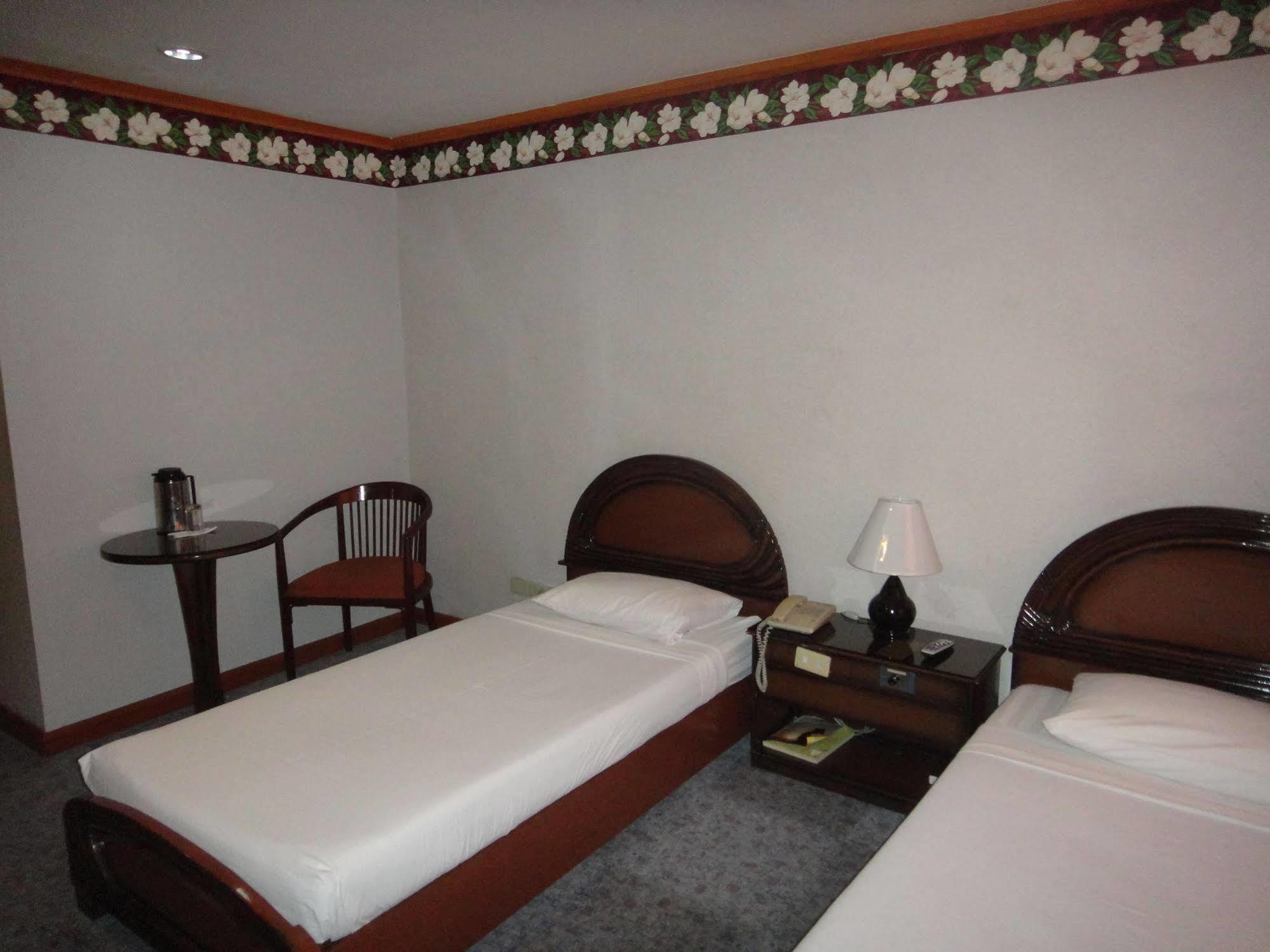Holiday Plaza Hotel Cebu Dış mekan fotoğraf