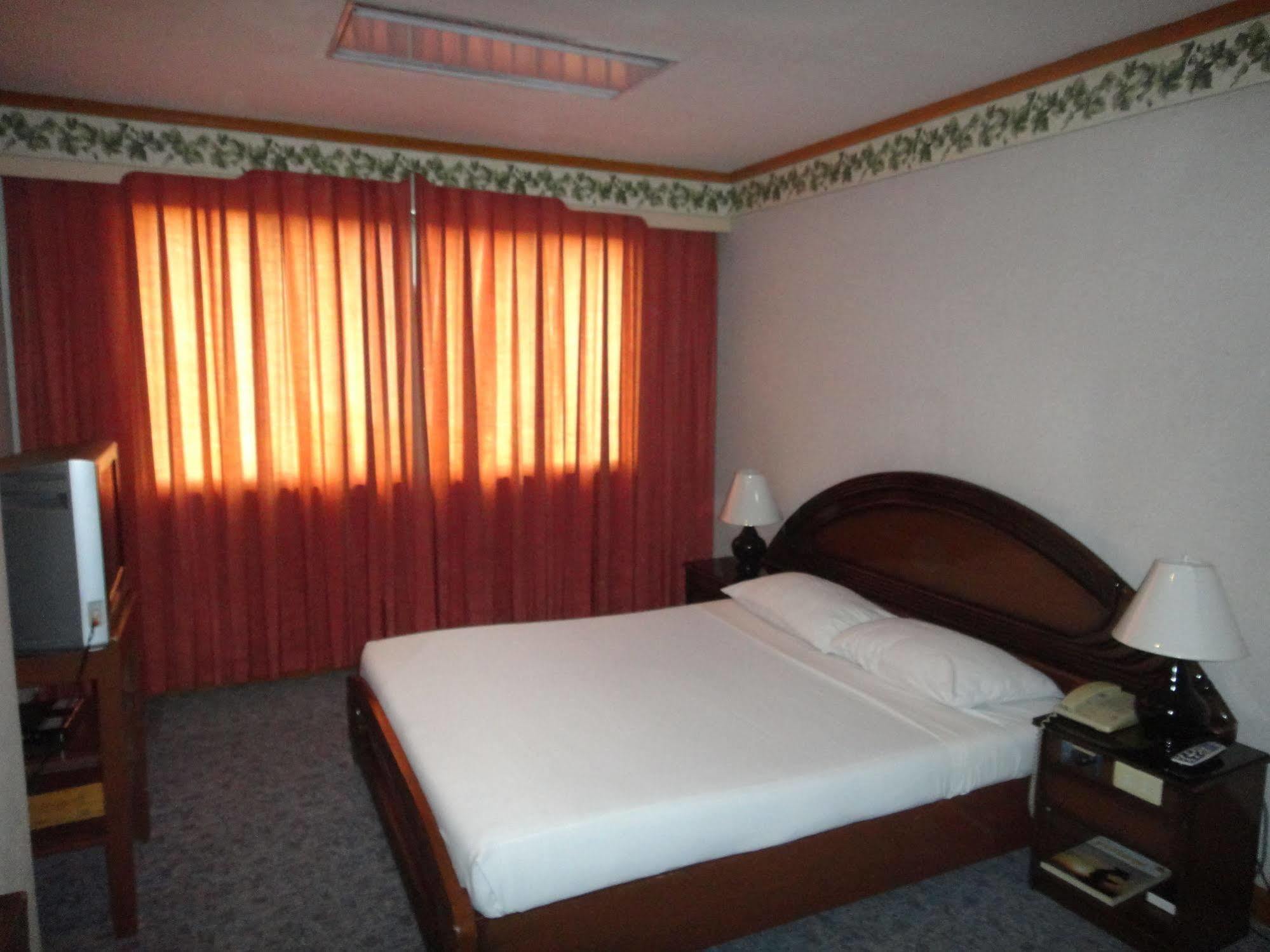 Holiday Plaza Hotel Cebu Dış mekan fotoğraf