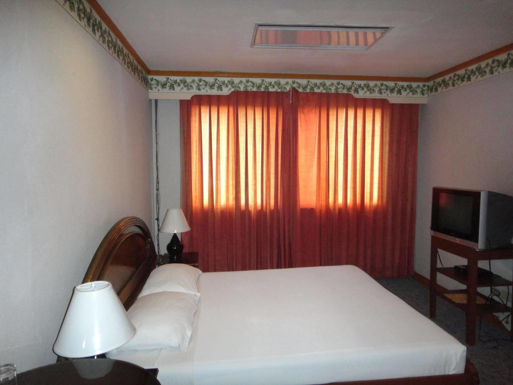 Holiday Plaza Hotel Cebu Dış mekan fotoğraf